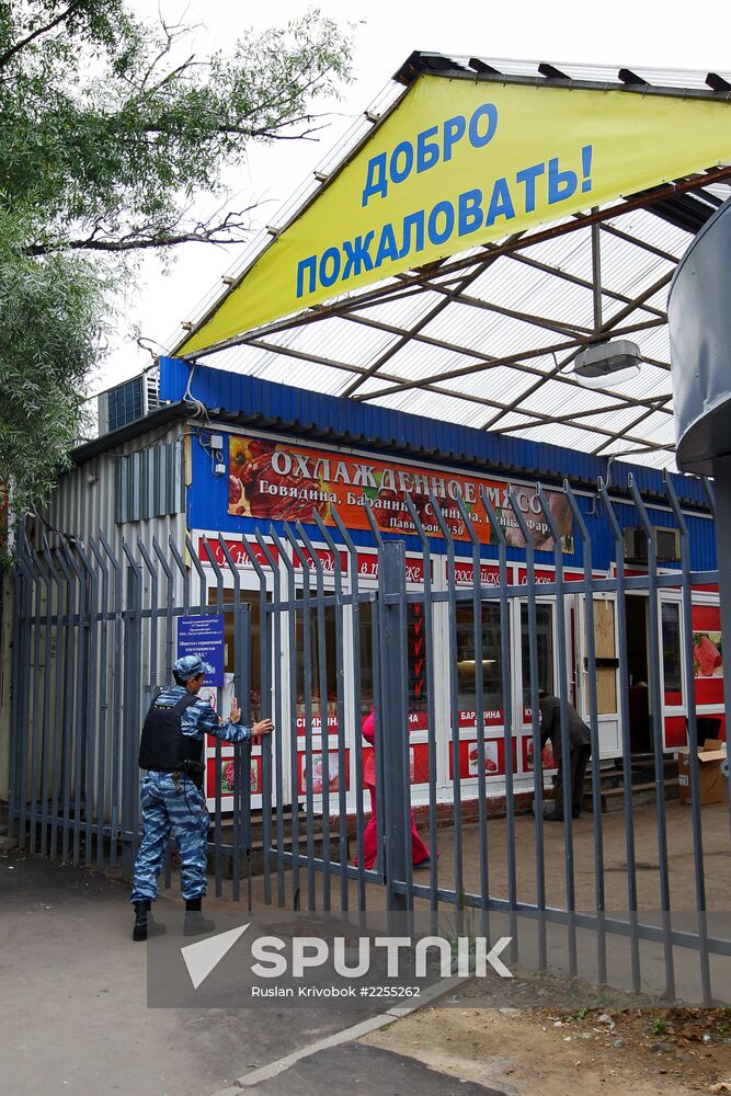 Police raid Moscow markets after attack on officers
