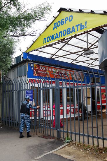 Police raid Moscow markets after attack on officers