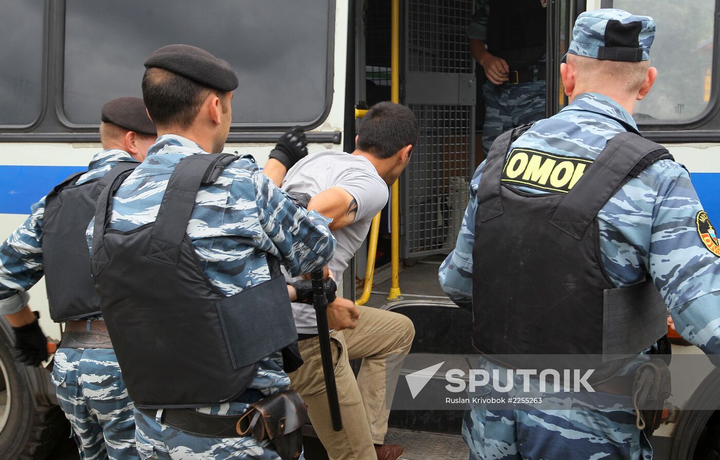 Police raid Moscow markets after attack on officers