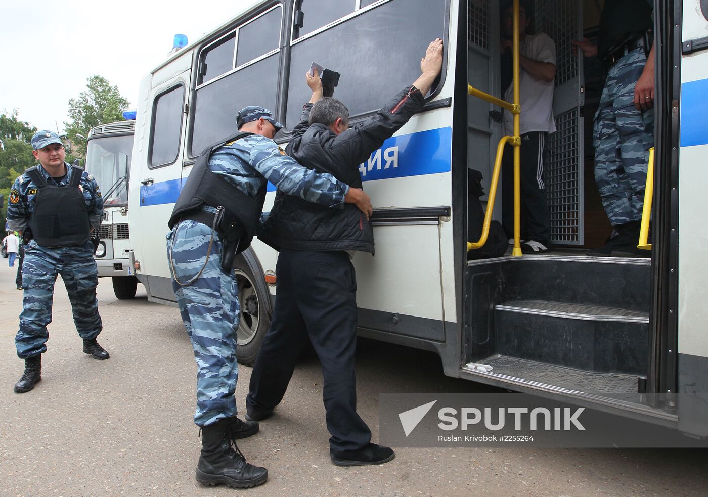 Police raid Moscow markets after attack on officers