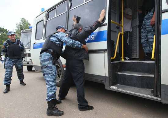 Police raid Moscow markets after attack on officers