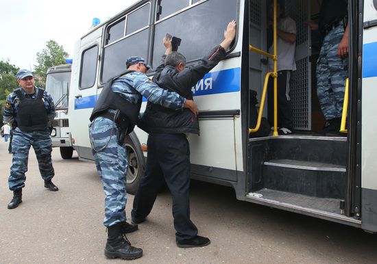 Police raid Moscow markets after attack on officers