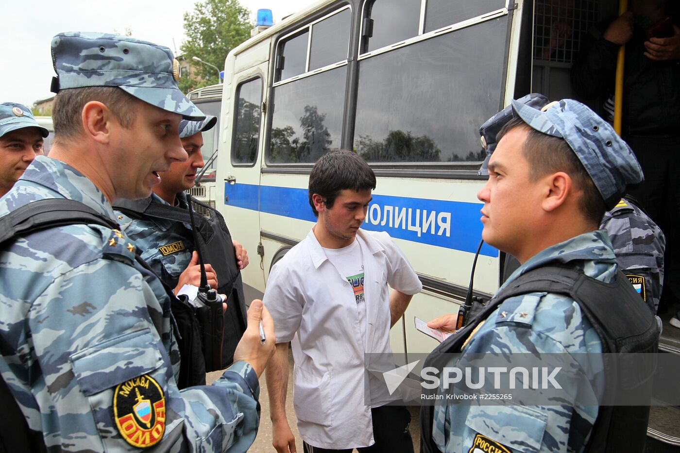 Police raid Moscow markets after attack on officers