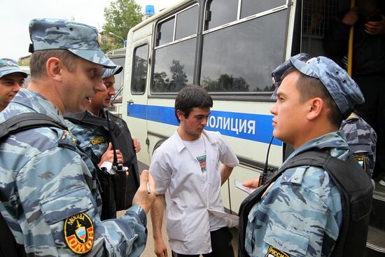 Police raid Moscow markets after attack on officers