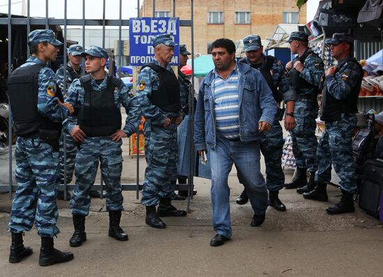 Police raid Moscow markets after attack on officers