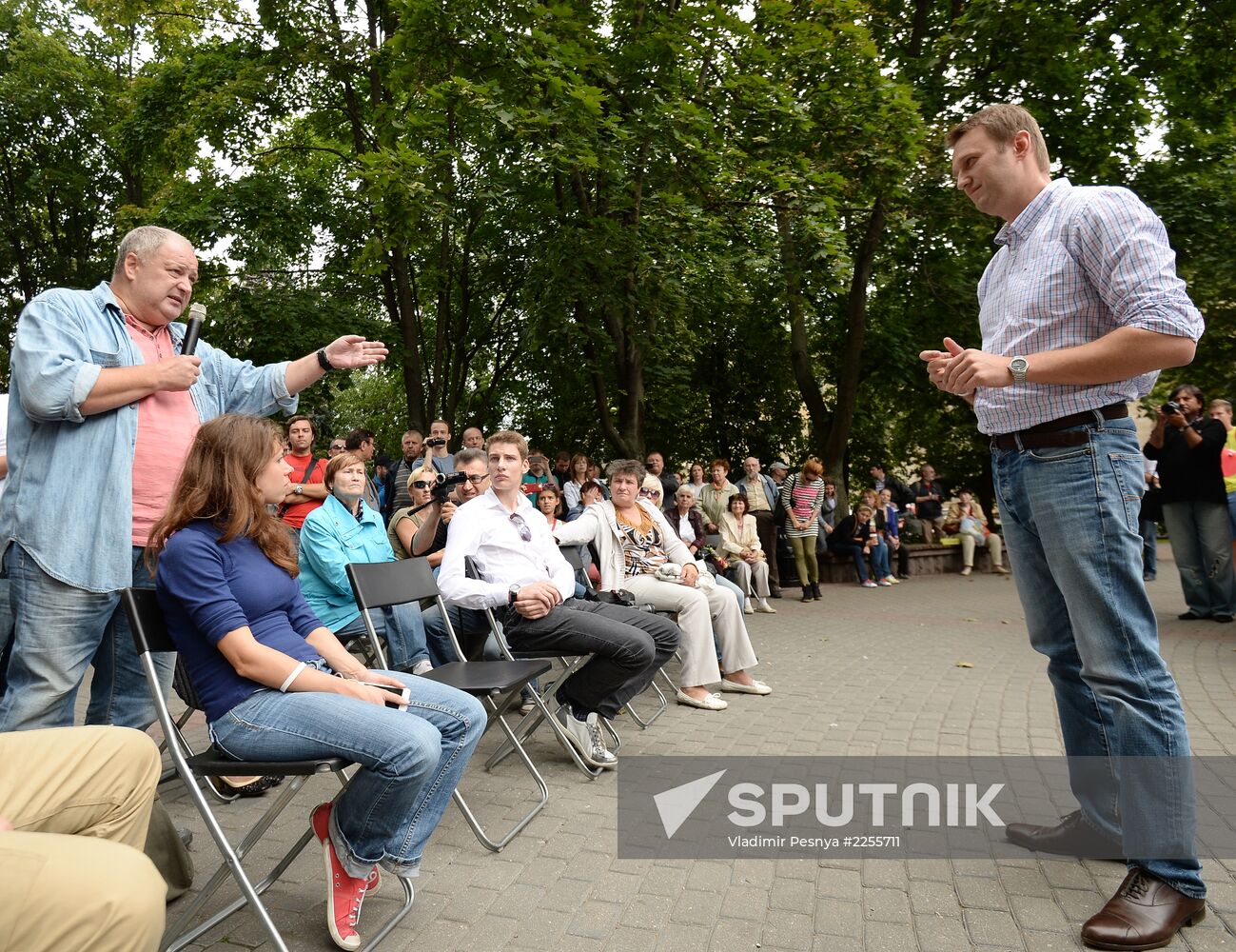 Moscow Mayor candidate Navalny meets with electorate