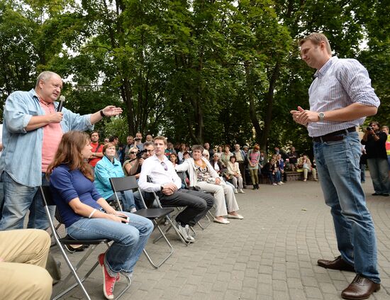 Moscow Mayor candidate Navalny meets with electorate