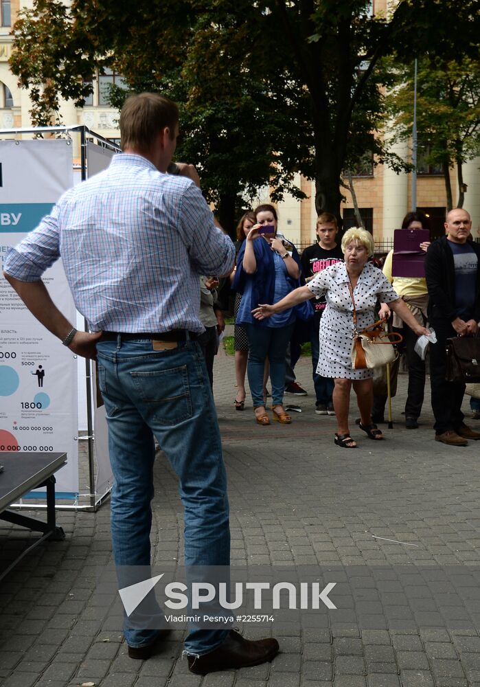 Moscow Mayor candidate Navalny meets with electorate