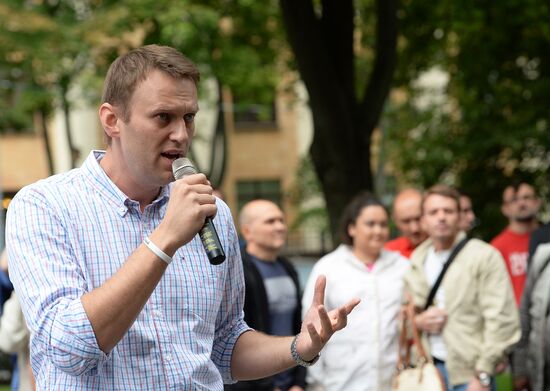 Moscow Mayor candidate Navalny meets with electorate