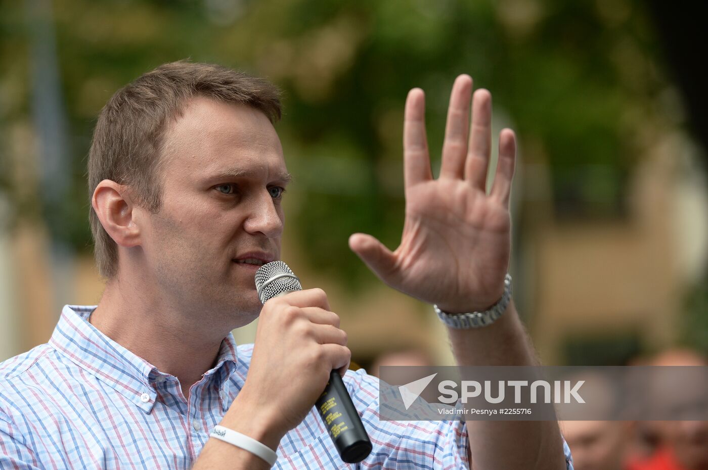 Moscow Mayor candidate Navalny meets with electorate