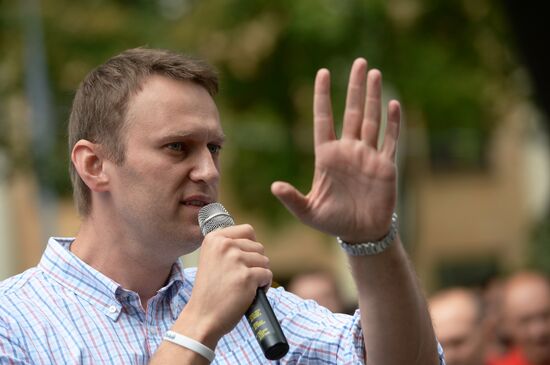 Moscow Mayor candidate Navalny meets with electorate