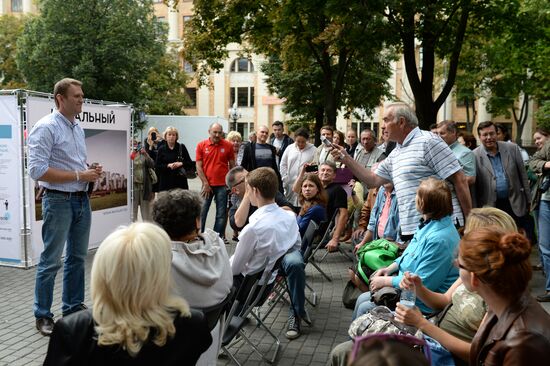 Moscow Mayor candidate Navalny meets with electorate