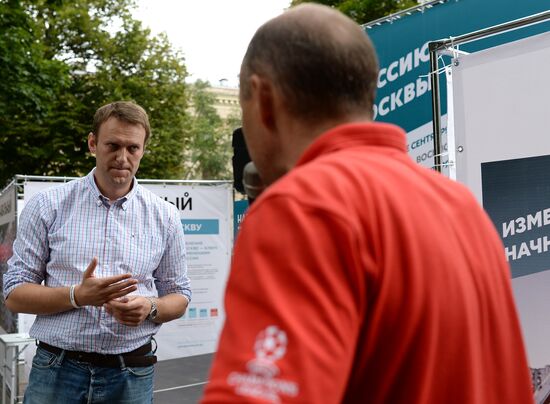 Moscow Mayor candidate Navalny meets with electorate