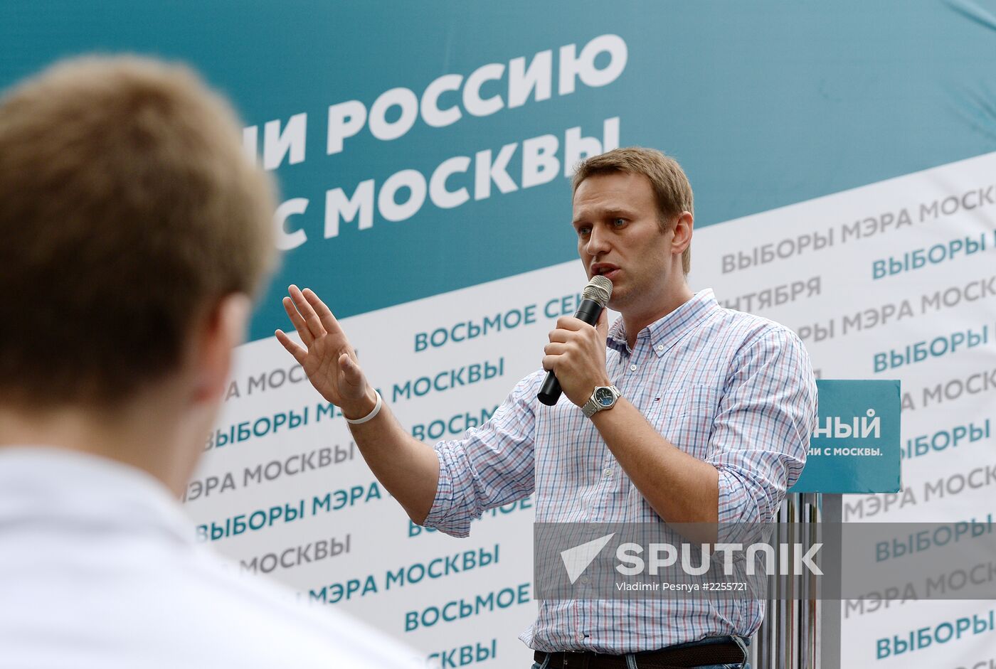 Moscow Mayor candidate Navalny meets with electorate