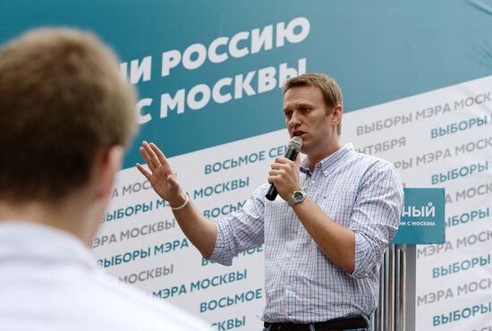 Moscow Mayor candidate Navalny meets with electorate