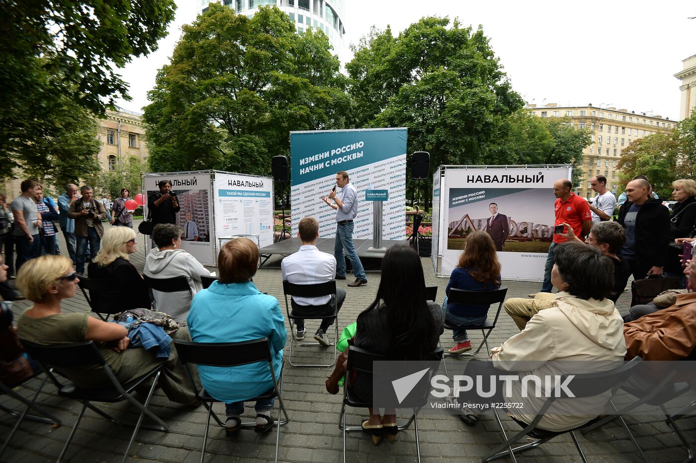 Moscow Mayor candidate Navalny meets with electorate