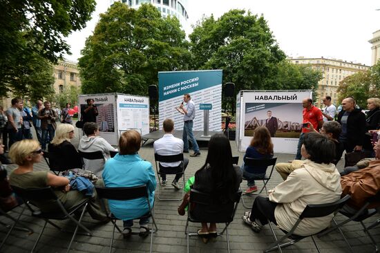 Moscow Mayor candidate Navalny meets with electorate