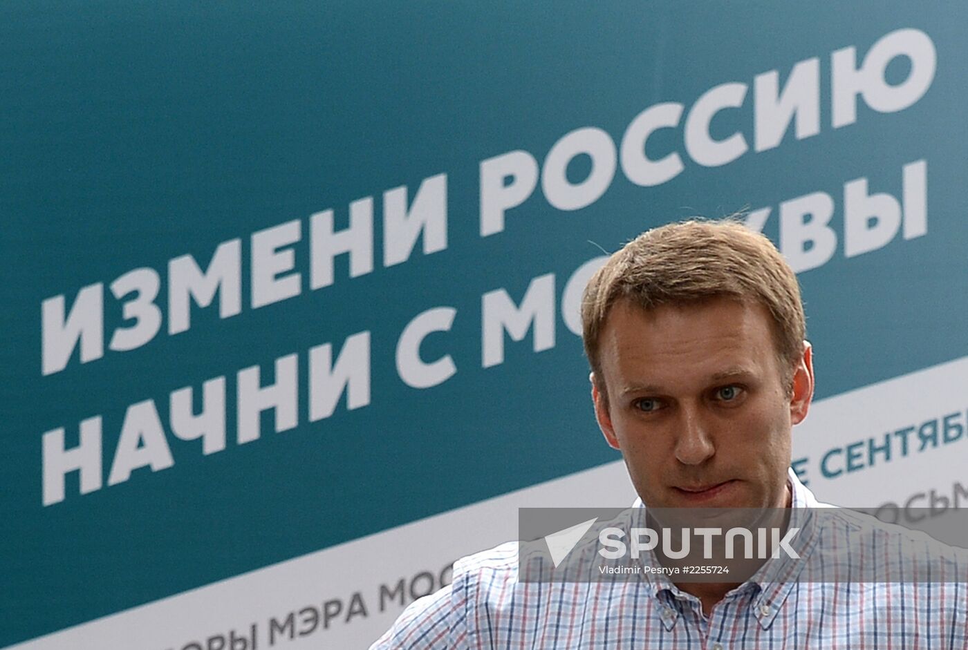 Moscow Mayor candidate Navalny meets with electorate