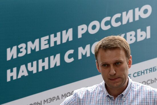 Moscow Mayor candidate Navalny meets with electorate