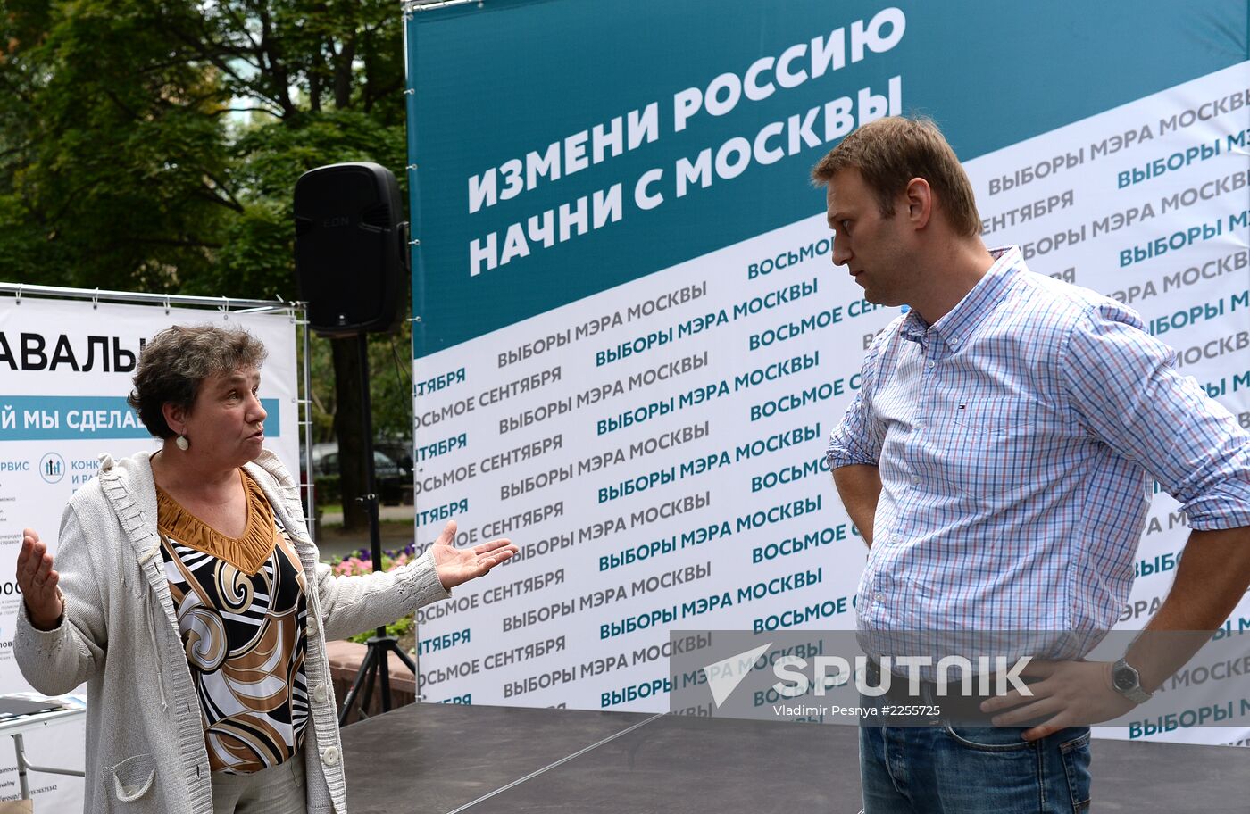 Moscow Mayor candidate Navalny meets with electorate