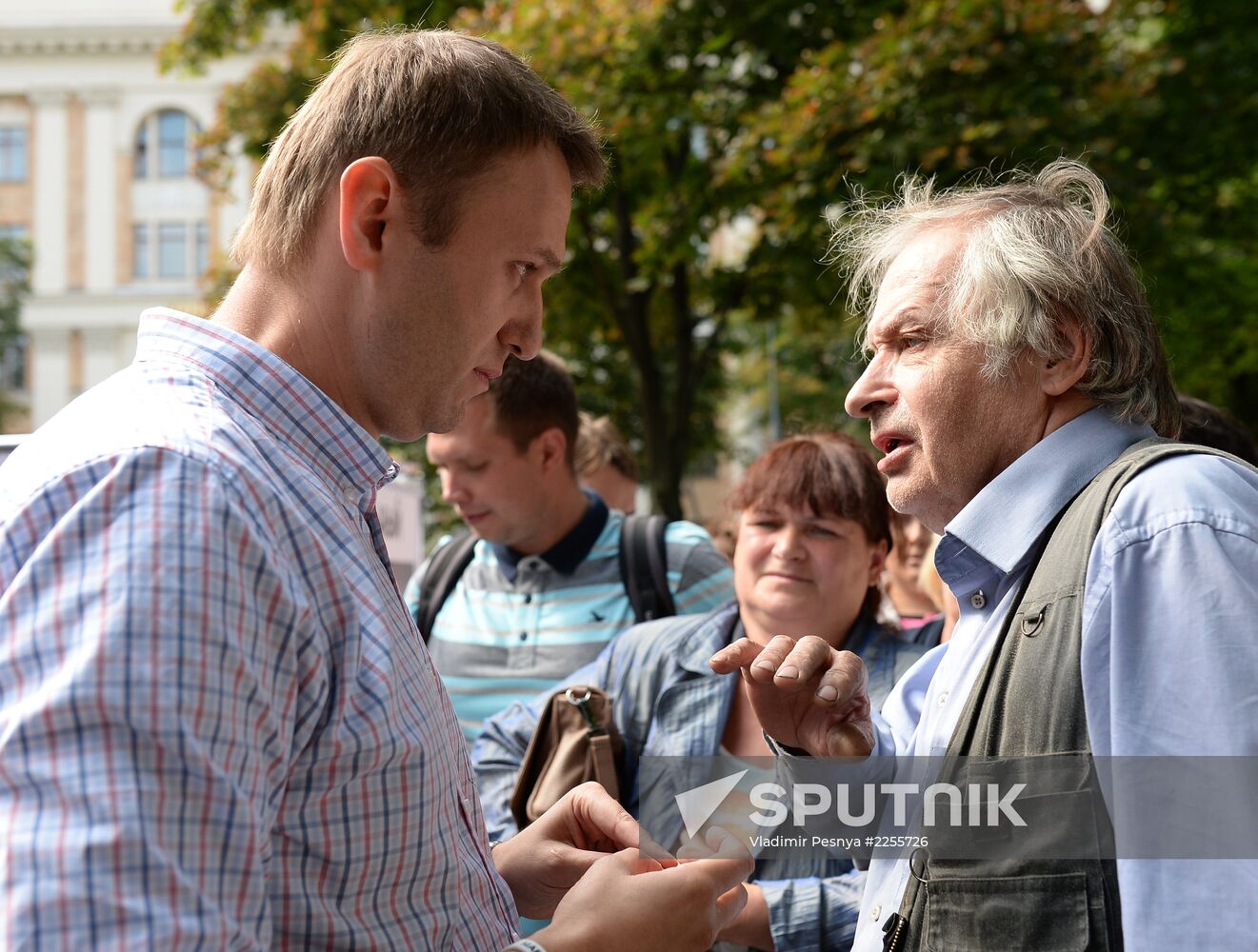 Moscow Mayor candidate Navalny meets with electorate