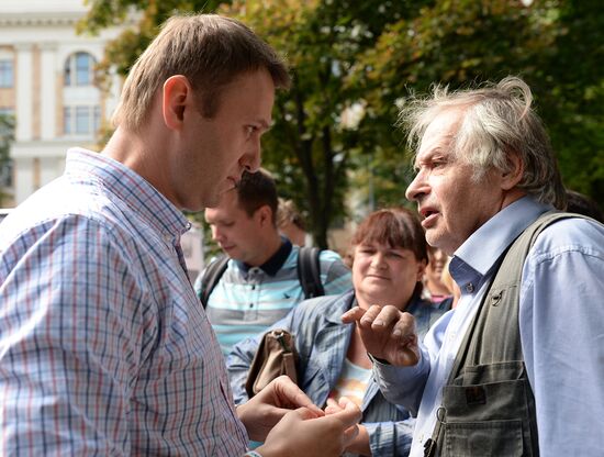 Moscow Mayor candidate Navalny meets with electorate