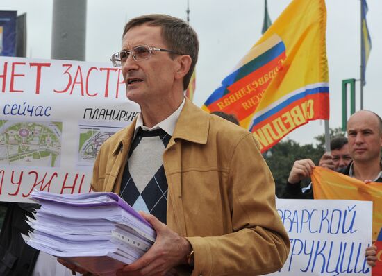 Moscow mayoral candidate Nikolai Levichev participates in picket