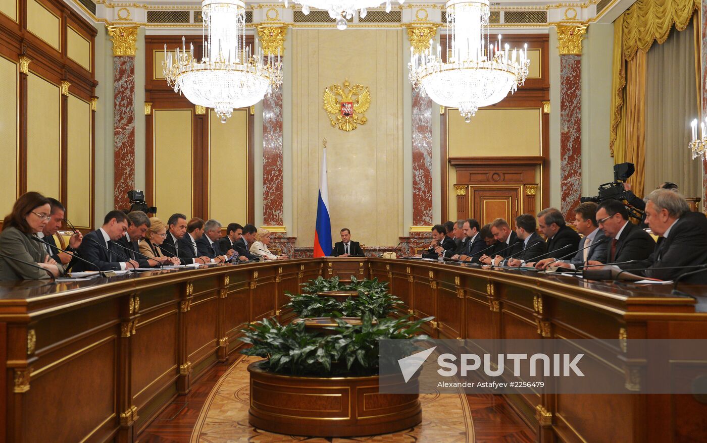 Dmitry Medvedev chairs Government meeting