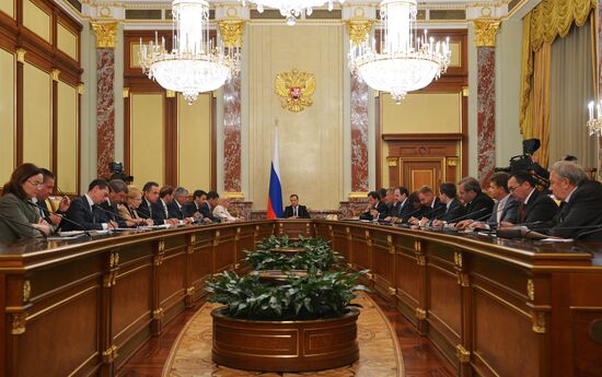 Dmitry Medvedev chairs Government meeting