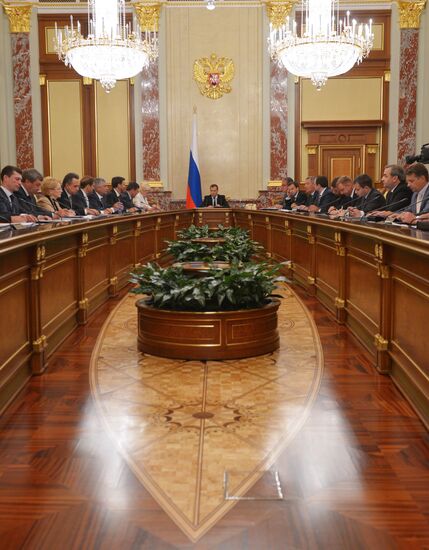 Dmitry Medvedev chairs Government meeting