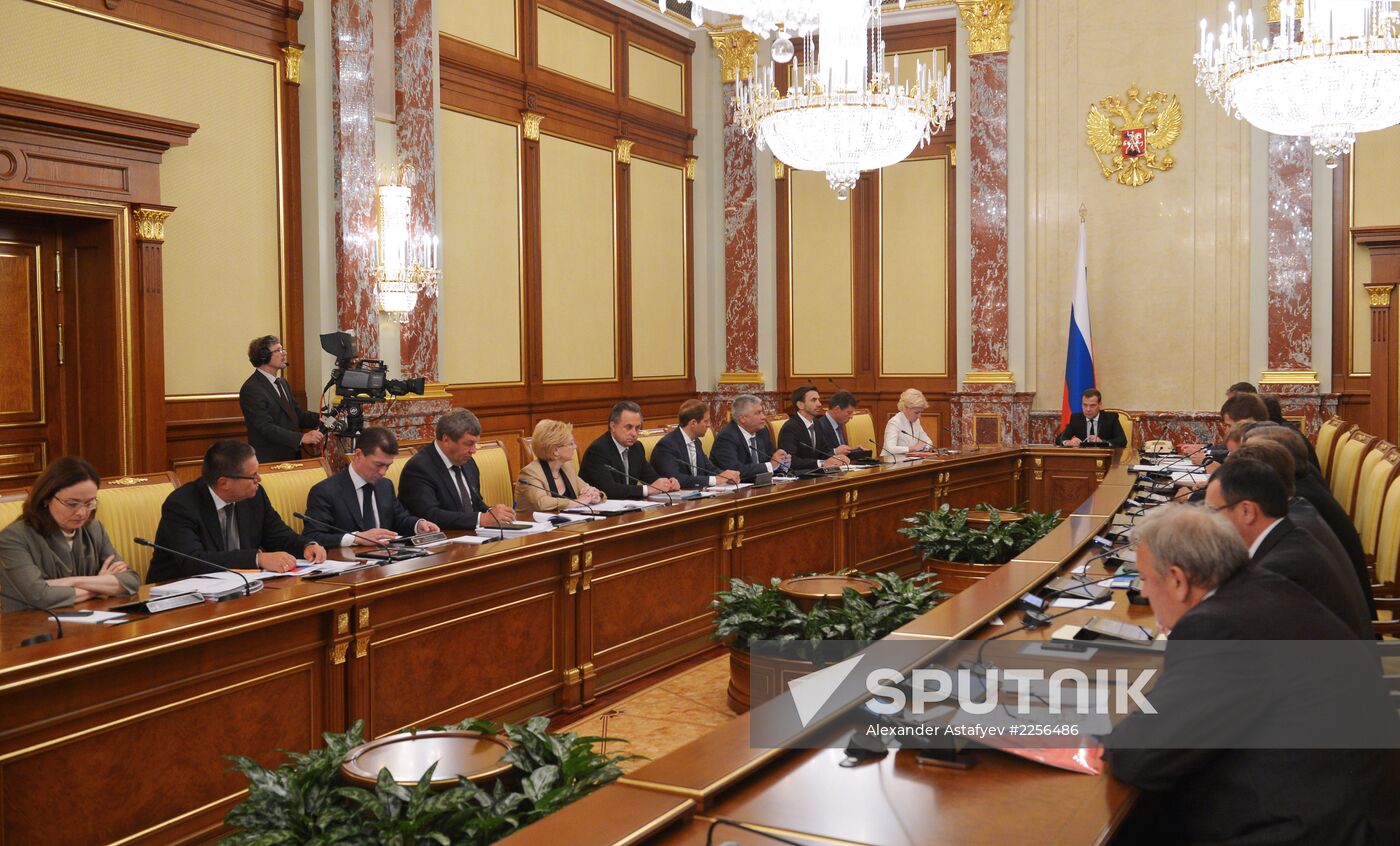 Dmitry Medvedev chairs Government meeting