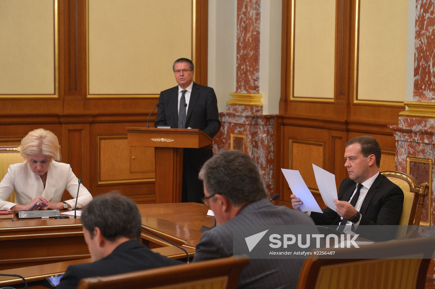 Dmitry Medvedev chairs Government meeting