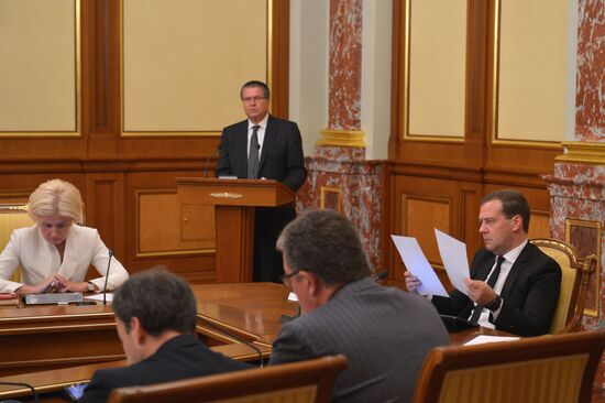 Dmitry Medvedev chairs Government meeting