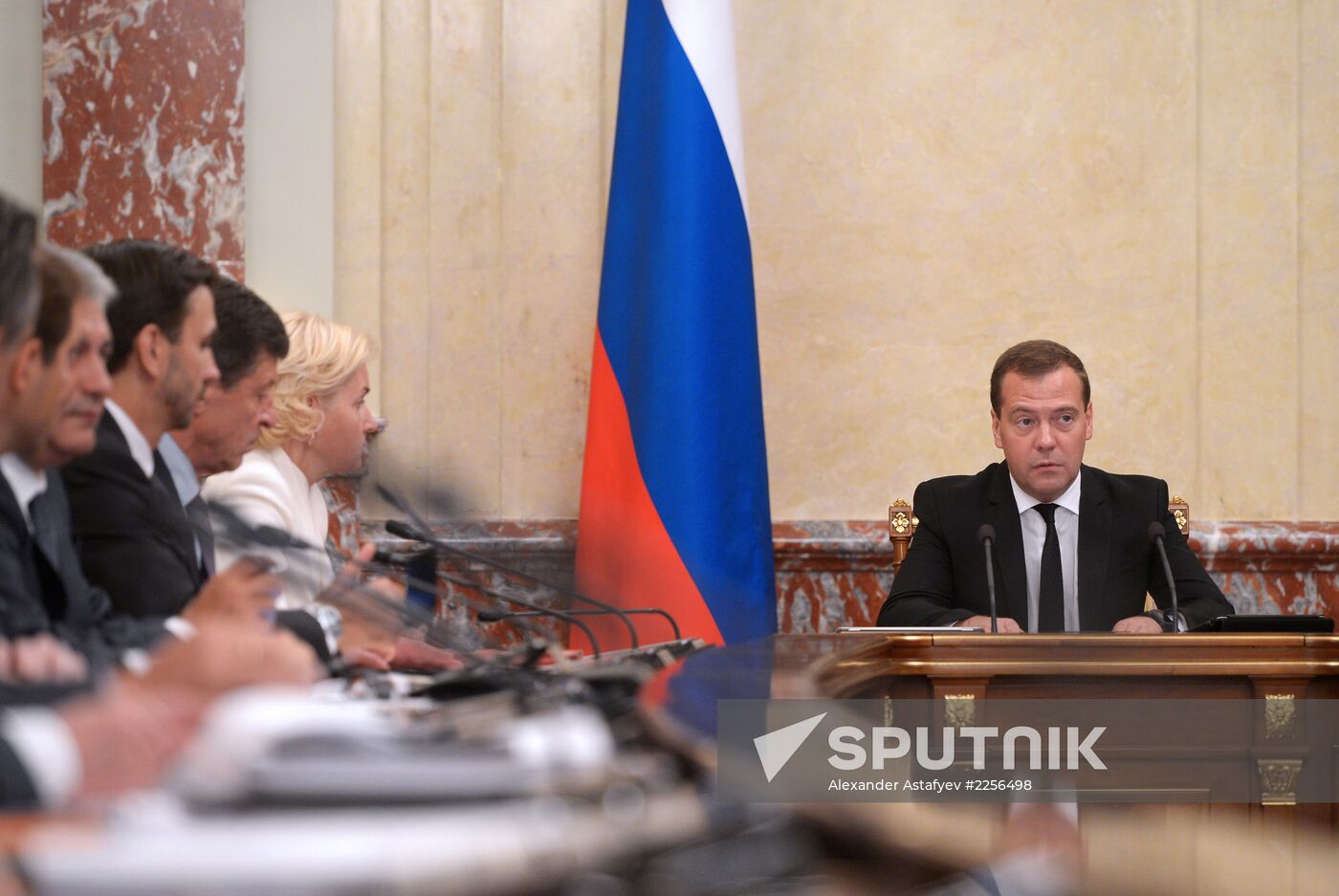 Dmitry Medvedev chairs Government meeting