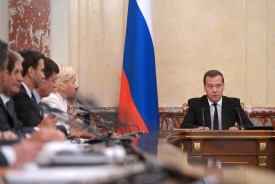 Dmitry Medvedev chairs Government meeting