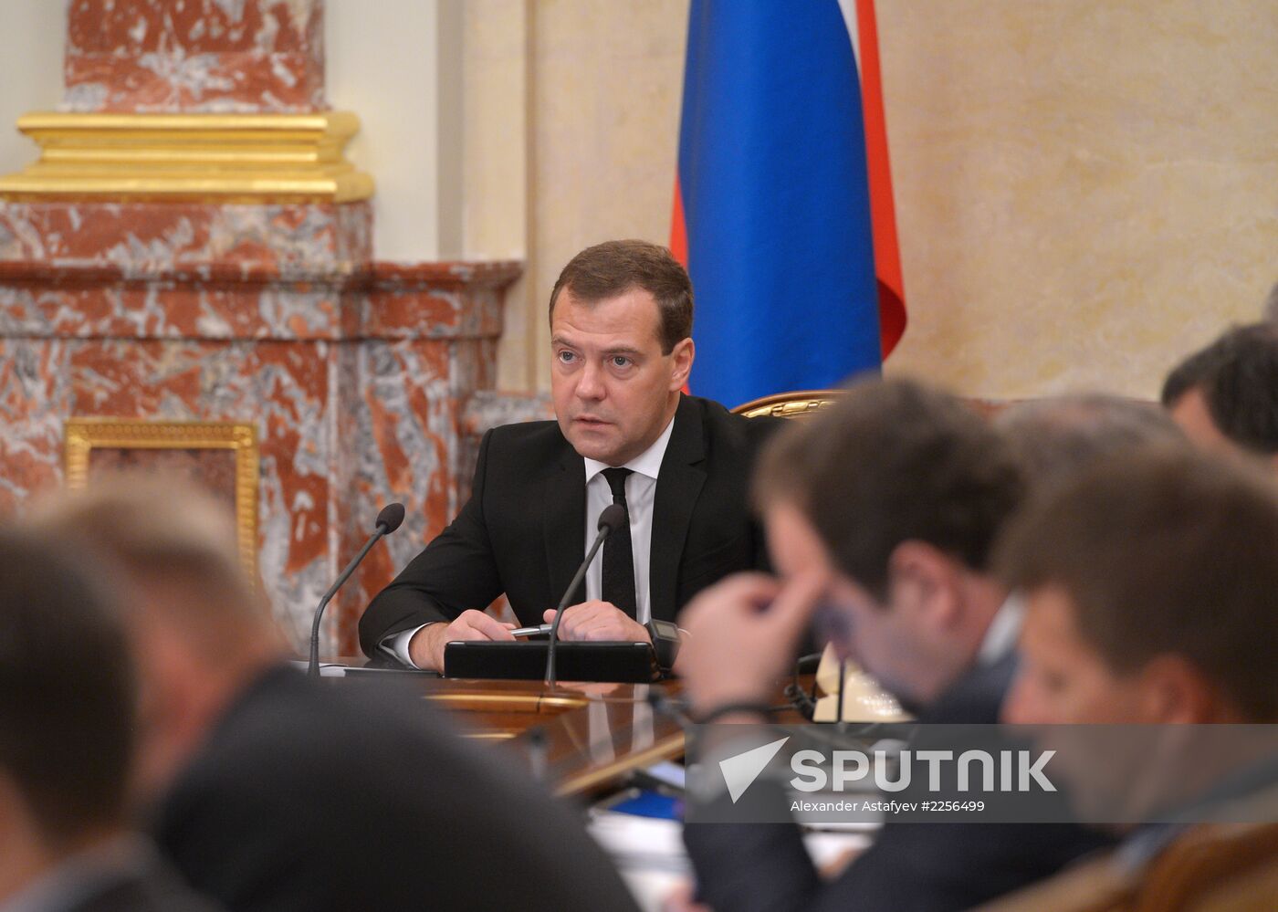 Dmitry Medvedev chairs Government meeting