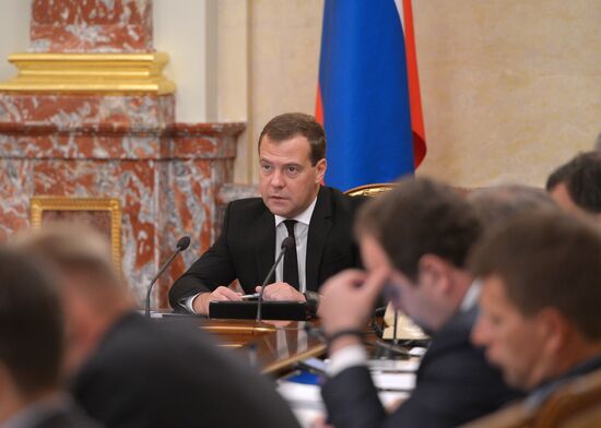 Dmitry Medvedev chairs Government meeting