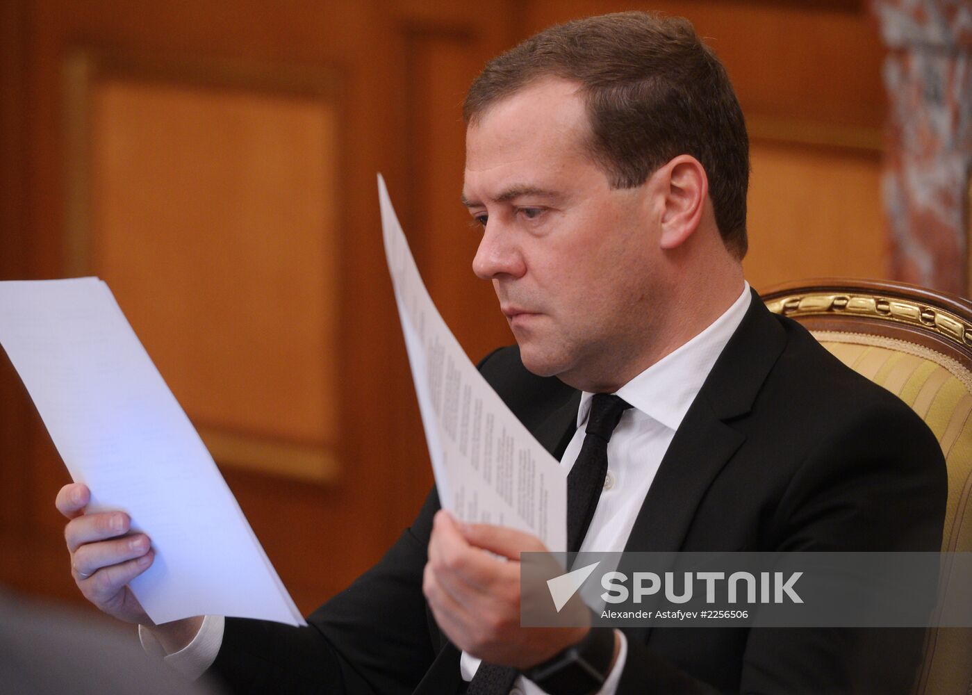 Dmitry Medvedev chairs Government meeting