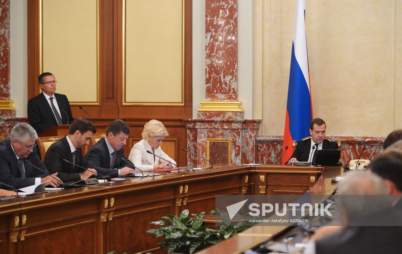 Dmitry Medvedev chairs Government meeting