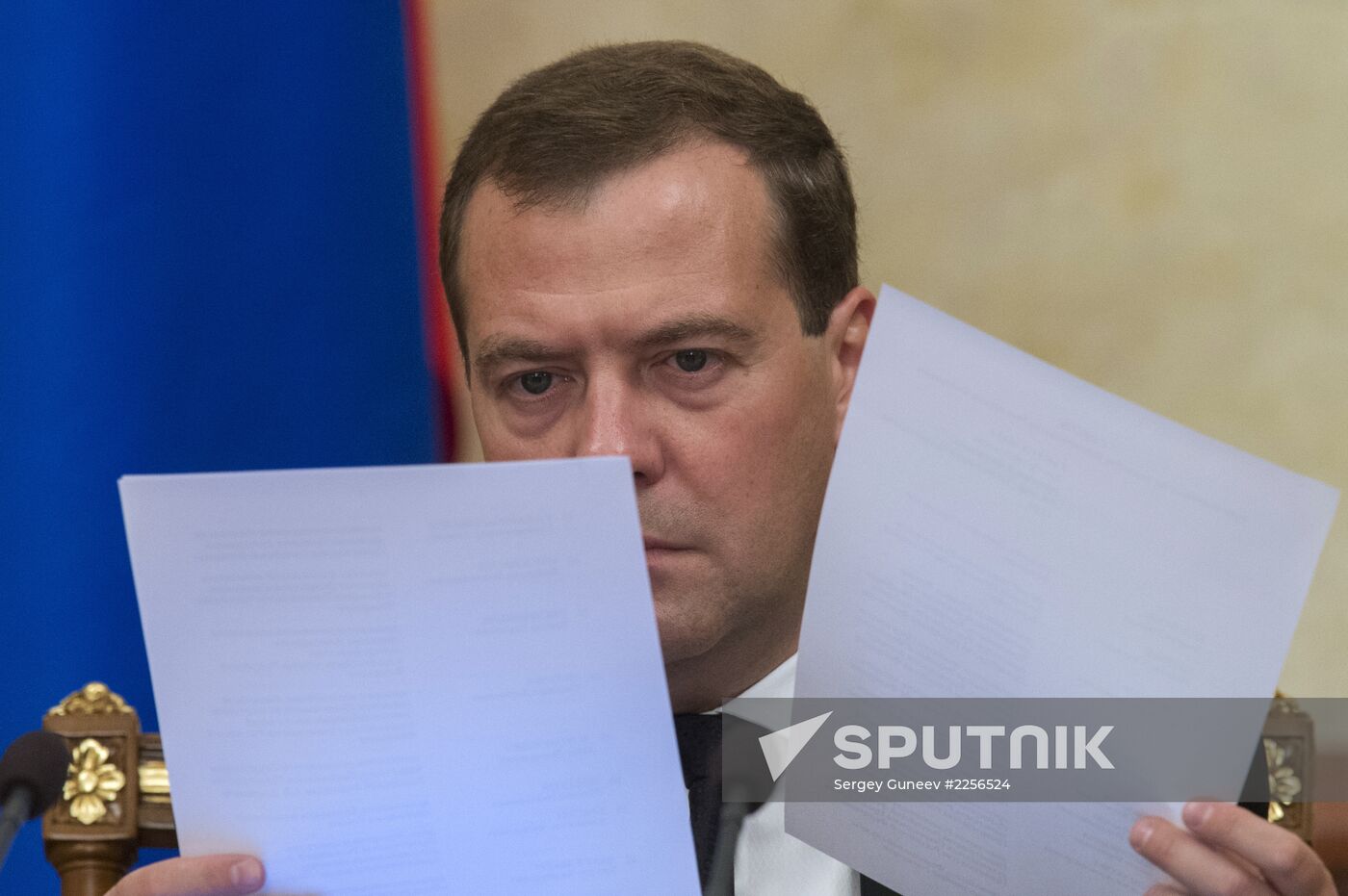 Dmitry Medvedev chairs Government meeting