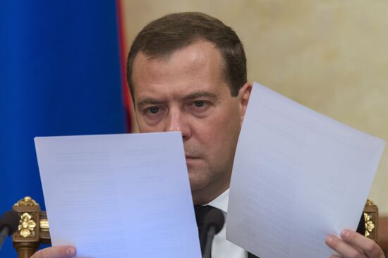 Dmitry Medvedev chairs Government meeting