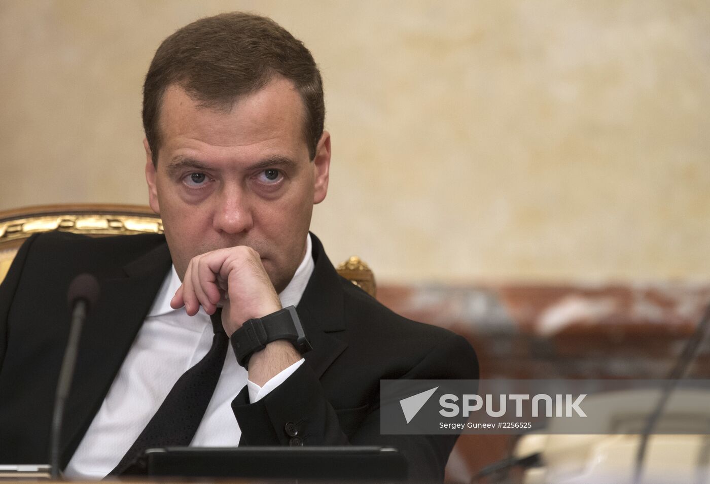 Dmitry Medvedev chairs Government meeting