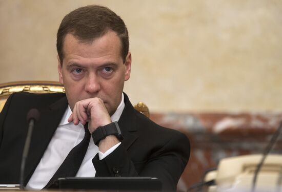 Dmitry Medvedev chairs Government meeting