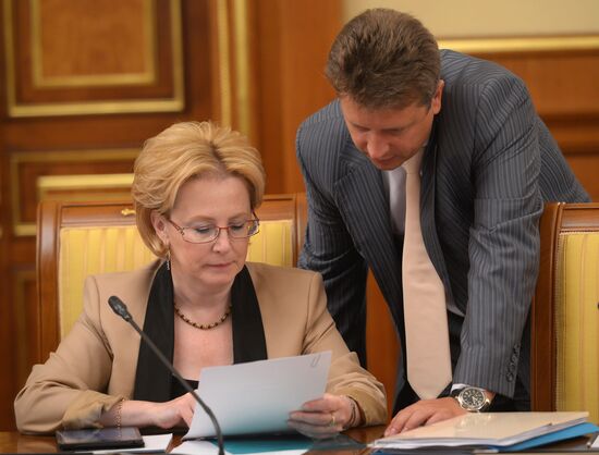 Dmitry Medvedev chairs Government meeting