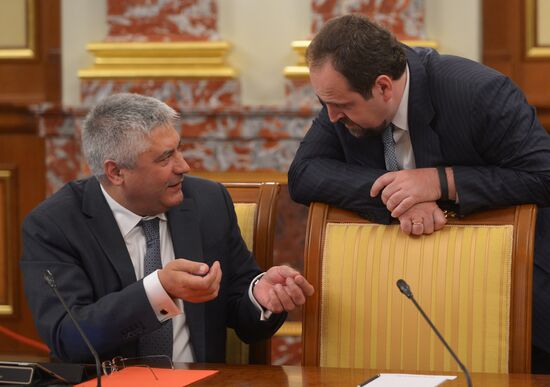 Dmitry Medvedev chairs Government meeting