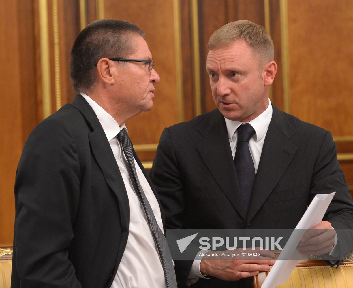 Dmitry Medvedev chairs Government meeting