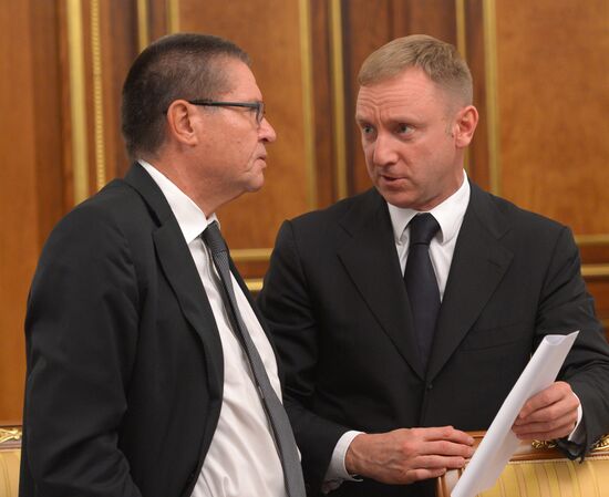Dmitry Medvedev chairs Government meeting
