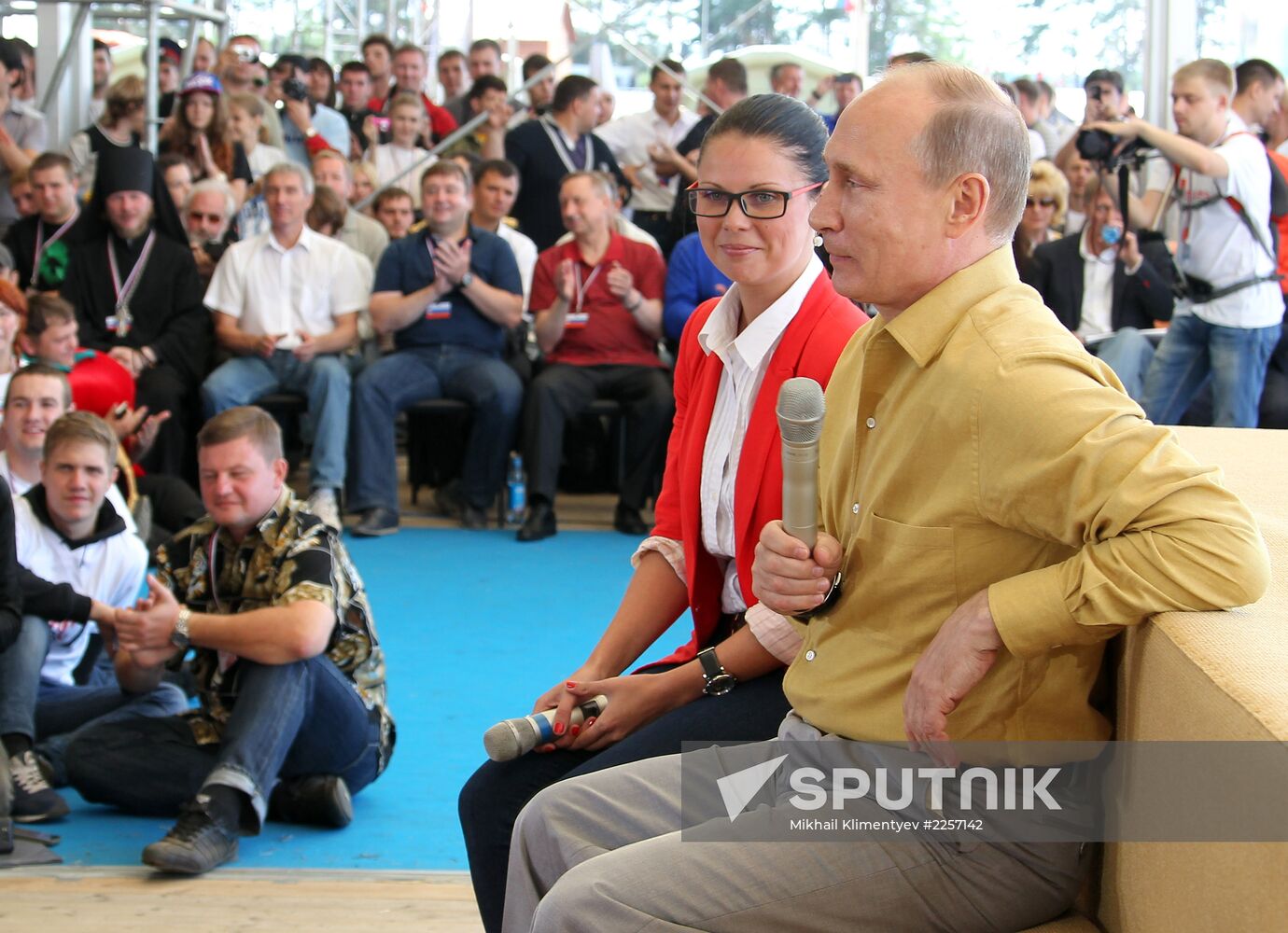 Vladimir Putin meets with participants in Seliger Youth Forum