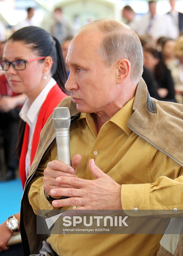 Vladimir Putin meets with participants in Seliger Youth Forum