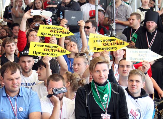 Vladimir Putin meets with participants in Seliger Youth Forum
